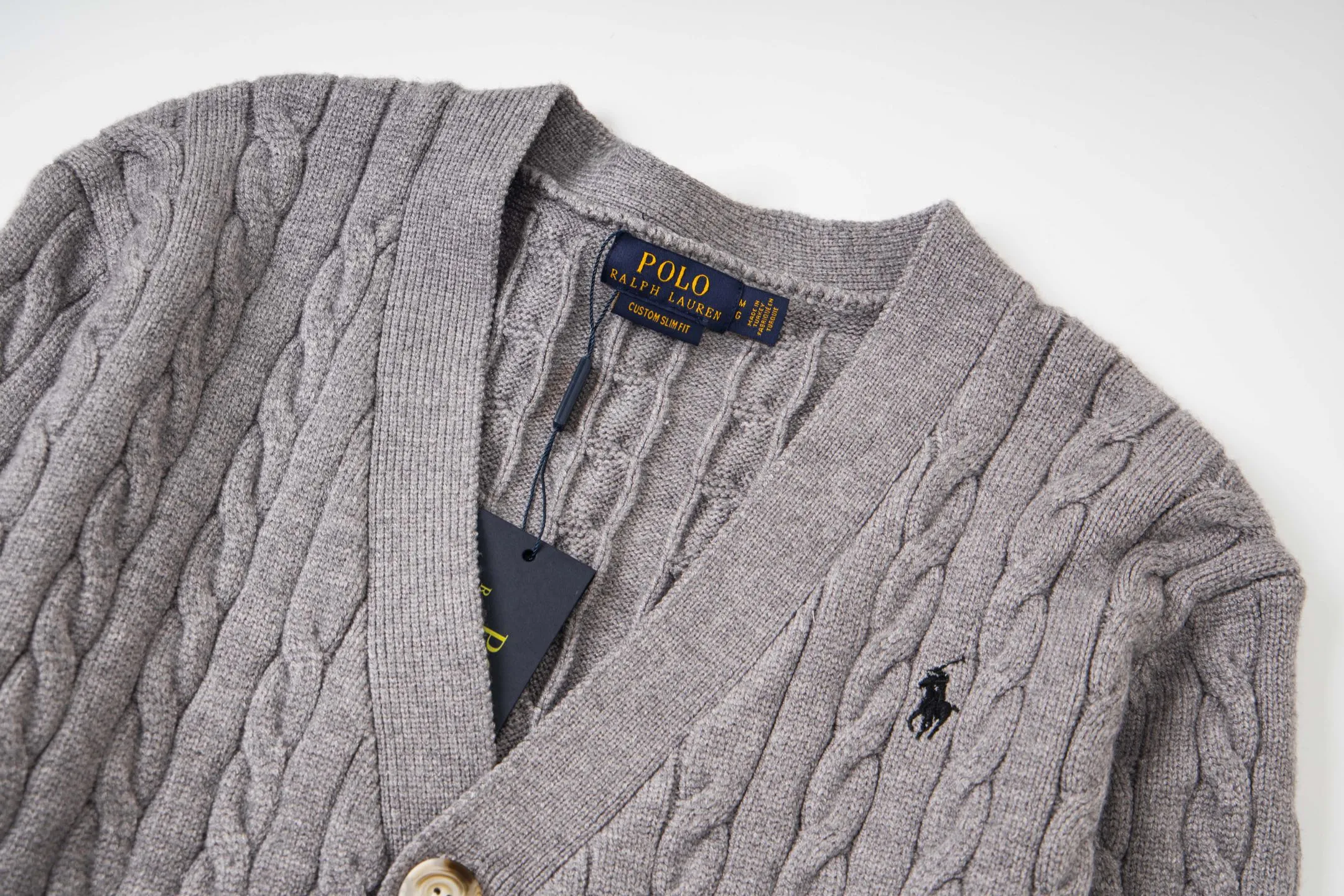 P210 model number: Y198 Ralph Lauren men's cardigan jacket men's hemp flower cardigan. The version is really good-looking. It can be worn alone or as a jacket to be worn inside or outside. The upper body shows personal fashion charm. Four colors are available. Same style for men and women. A must-see item for new summer products. Hang tag. Hanging beads. Washable packaging bag. Full set of accessories. Very good appearance. Super exquisite workmanship. Size: S-XL